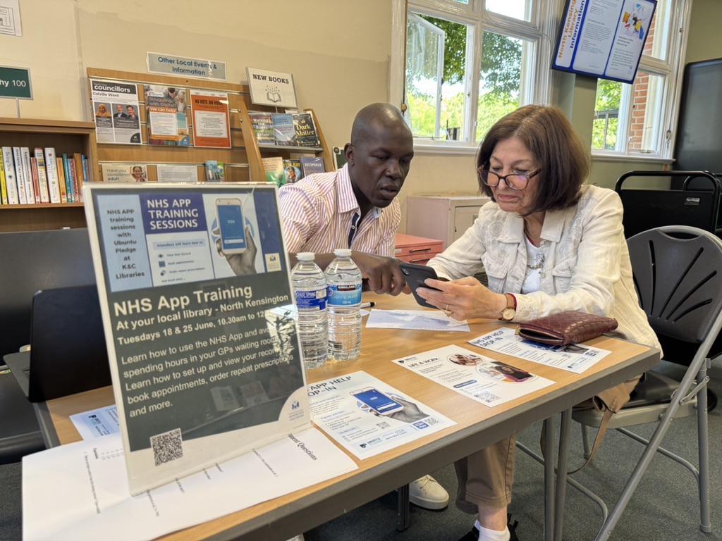 An Ubuntu Pledge trainer supporting residents during a community digital skills class